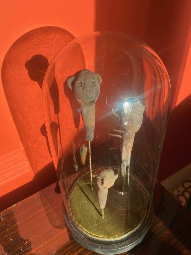 Cabinet de curiosité : Jean qui rit et jean qui pleure Lot de 3 pipes en terre cuite antique de l'ile de Java représentant des visage souriants sous globe de marié cylindrique Napoléon III.