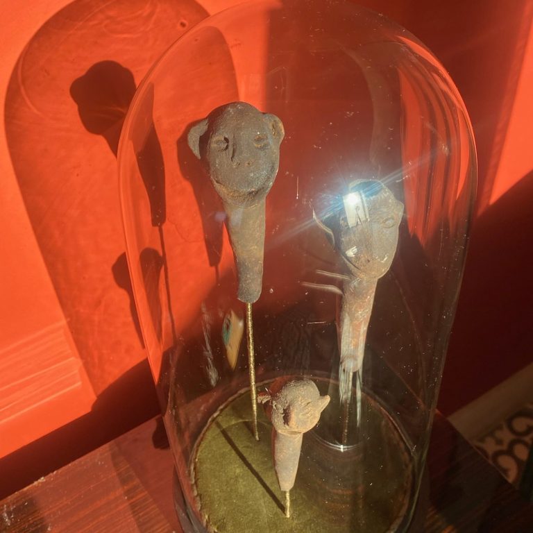 Que sont-ils devenus ? Lot de 3 pipes en terre cuite antique de l'ile de Java sous globe de marié cylindrique Napoléon III réalisé après un vide garde-meubles