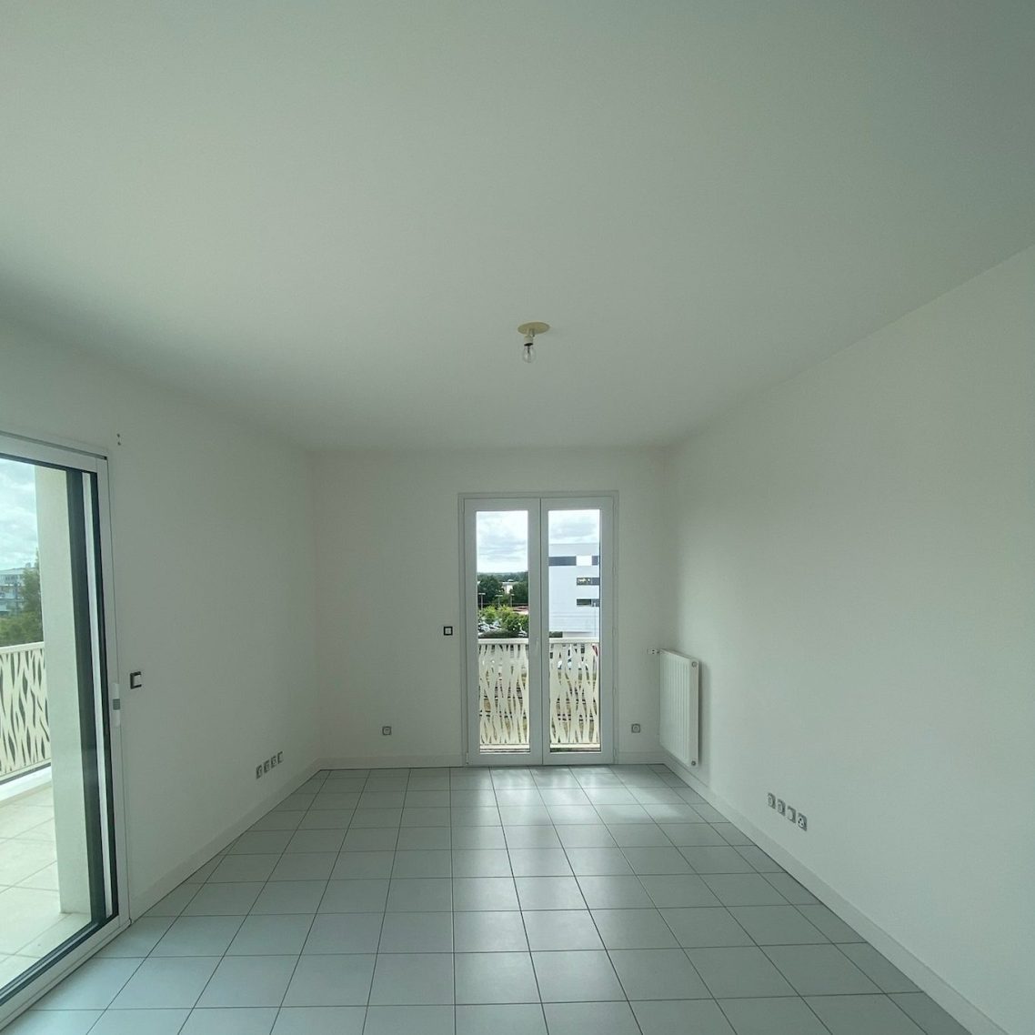 Service de vide masion appartement écoresponsable Salon d'un Appartement entièrement vidé et nettoyé après la prestation de vide maison, prêt pour une mise en vente rapide.