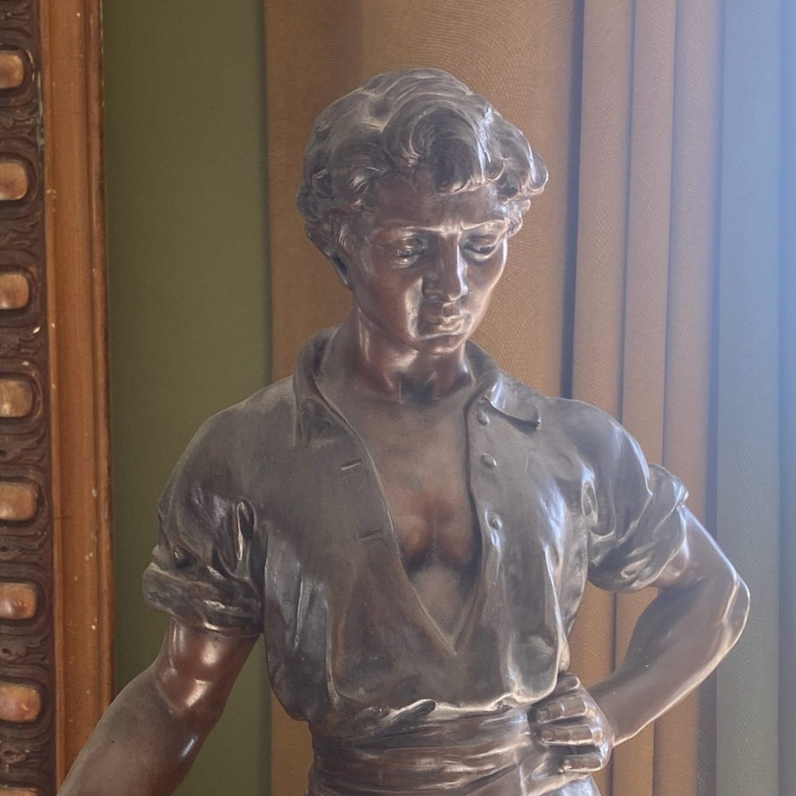 Exemple d'objet pouvant être délégués en vente Statue en bronze représentant un bucheron (Fin de journée par Caussé) comme exemple d'objet pouvant nous être confié en délégation de vente.