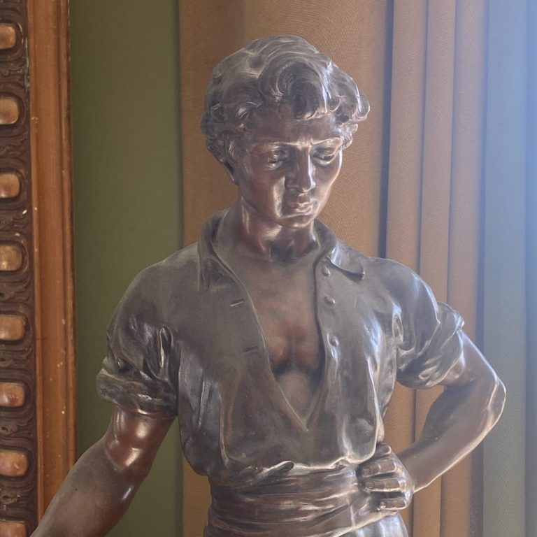 Délégation de vente de meubles et objets de décorationvintages ou anciens Statue en bronze représentant un bucheron (Fin de journée par Caussé) comme exemple d'objet pouvant nous être confié en délégation de vente.