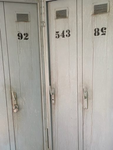 Décor de théâtre : Portes vestaire industriel 3 portes grises figurant des portes de vestiaire de type industriel.