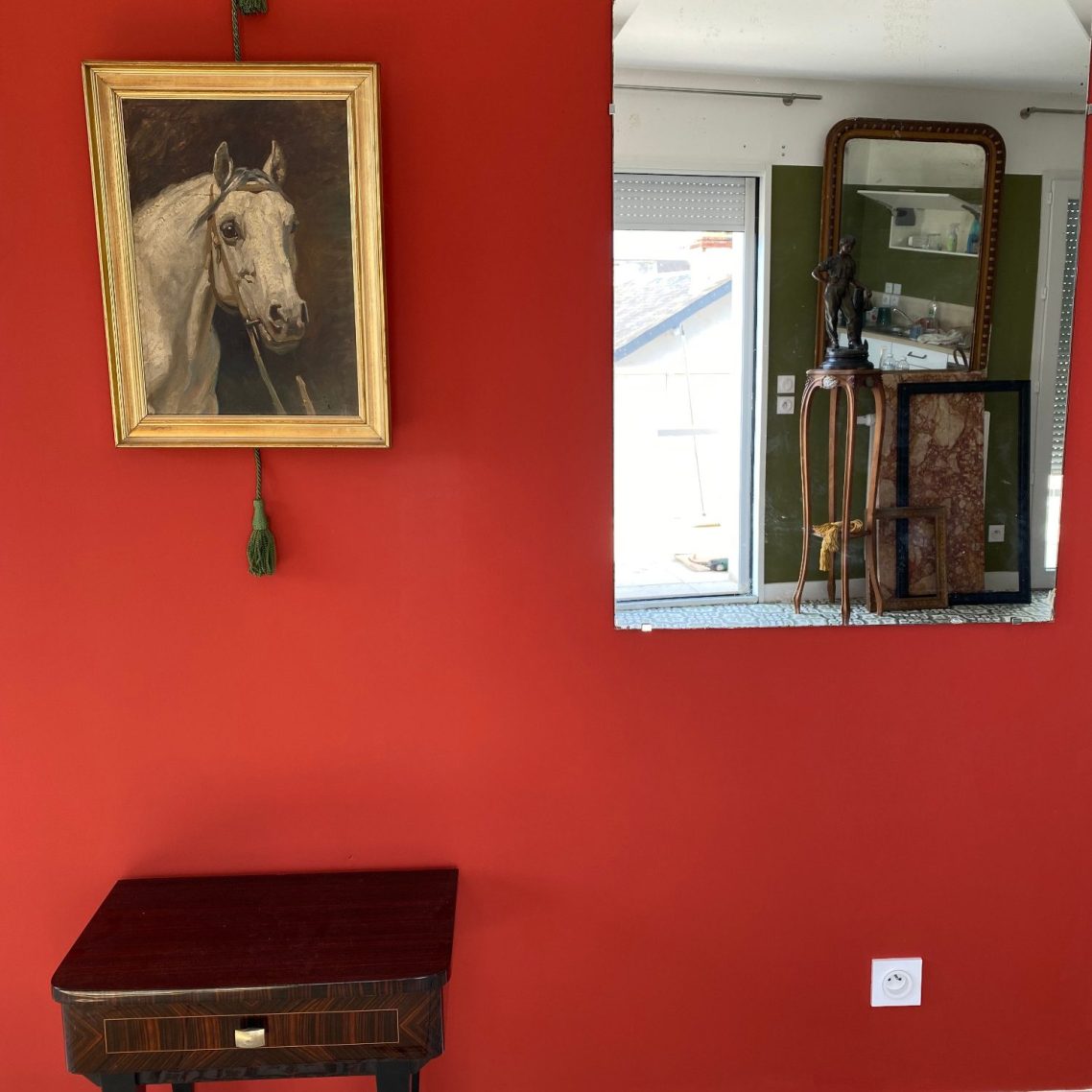 Exemples de meubles et objets anciens ou vintage Rachetés Photo d'une huile sur toile (cheval), un meuble de style, un miroir dans lequel se reflètent une sellette, une statuette et un trumeau