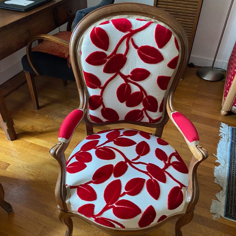 Que sont-ils devenus ? Fauteuil à bras style Louis XVI entièrement restauré et retapissé d'un tissu en velours crème et ornement bordeaux après un débarras