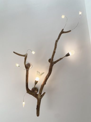 Entre terre et mer Lustre monumental en bois flotté et grandes tulipes de verre Art déco en forme d'arum.